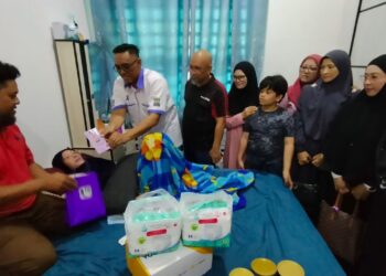 MUHAMMAD Farhan Mat Salleh (kiri) bersama Nor Izah Abd. Hamid (dua, kiri) menerima kunjungan Zaki Yahya (tiga, kiri) bersama rombongan Persatuan Ziarah Sahabat Kanser Pantai Timur di Perubahan Pandan Sejahtera 3, di Kuantan, Pahang. - UTUSAN/DIANA SURYA ABD WAHAB