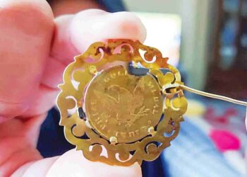 LOKET emas era Ratu Victoria berlatar burung kuang dijumpai di dasar Sungai Rengai di Lipis, Pahang. – UTUSAN/SALEHUDIN MAT RASAD