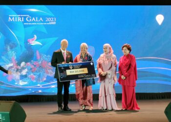 SEBASTIAN Ting (kiri) menyampaikan Mock Cheque sumbangan kerajaan Sarawak kepada Penaung Yayasan Aids Malaysia (MAF), Datin Paduka Marina Mahathir (dua kiri) berjumlah RM50 ribu di Malam Gala Miri MAF, di Miri Sarawak, semalam.