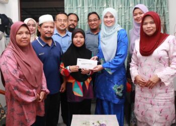 MASSILA Kamalrudin (tiga dari kanan) menyampaikan sumbangan dan tajaan kepada Nabilah Zainuddin (depan, tiga dari kiri) di kediaman keluarganya di Alai, Melaka.