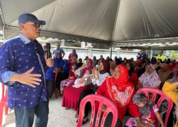 WAN Rosdy Wan Ismail (kiri) semasa menghadiri Program Jamuan Rakyat di Pusat Daerah Mengundi (PDM) Bukit Merbau, Selising, Pasir Puteh, Kelantan hari ini-UTUSAN/TOREK SULONG.