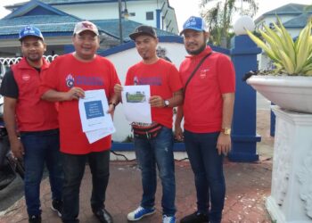 ZAILANY Zakaria (dua dari kiri) menunjukkan salinan status Facebook berkait calon BN Chempaka tidak menunaikan solat Jumaat sebagai bukti selepas membuat laporan di Balai Polis Pengkalan Chepa, Kota Bharu, Kelantan semalam.-UTUSAN/ROHANA MOHD.NAWI.