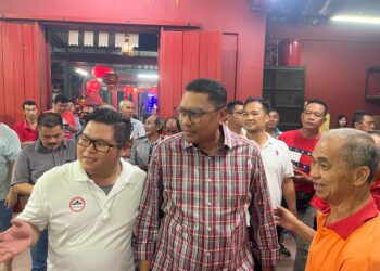 MOHD. Syahbuddin Hashim (dua dari kanan) ketika hadir di majlis Ramah Mesra bersama kaum Tionghua di Tokong Kuan Tai Meow di Kampung Baru, Gua Musang, Kelantan.UTUSAN/AIMUNI TUAN LAH