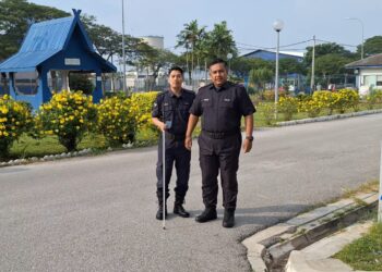 ABDULLAH Sidee (kiri) dipimpin rakannya ketika mengundi awal di IPD Kuala Selangor, Kuala Selangor, Selangor.