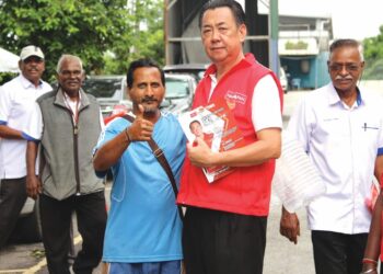 DAVID Cheong menyantuni pengundi semasa kempen untuk DUN Kajang.