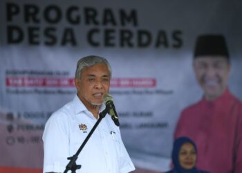 AHMAD Zahid Hamidi ketika berucap pada Program Desa Cerdas Jabatan Kemajuan Masyarakat (Kemas) di Taman Nilam, Ayer Hangat di Langkawi.