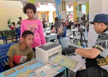 TEMENG A/P Serama dan anaknya Daduk A/L Terengan antara masyarakat Orang Asli daerah Jerantut yang hadir mengesahkan  dokumen identiti diri baru-baru ini.