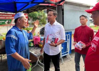FAHMI Zainol ketika bertemu dengan pengundi-pengundi di DUN Pantai Jerejak  sempena PRN Pulau Pinang.