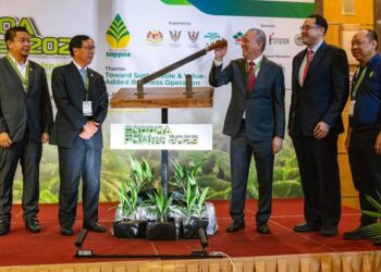FADILLAH Yusof (tiga dari kanan) merasmikan Pameran & Persidangan Teknologi Pengilangan Minyak Sawit (POMTEC) 2023 di Hotel Imperial Miri hari ini.