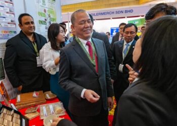 FADILLAH Yusof melakukan lawatan ke salah satu tapak pameran POMTEC 2023 yang terdiri terlibat daripada pemain industri kelapa sawit, di Hotel Imperial Miri hari ini.