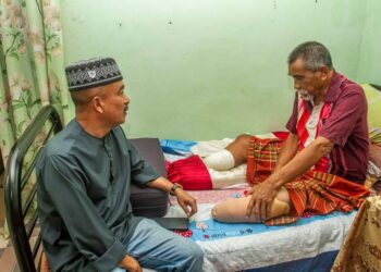 MANSON Ayob (kanan) mengharapkan bantuan kaki palsu bagi memudahkan dia bergerak menggunakan tongkat.