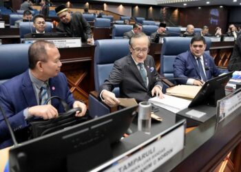 MASIDI Manjun (tengah) semasa sidang DUN Sabah semalam