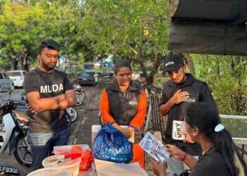 VIKNESWARY  menyantuni penjaja setempat ketika program ramah mesra baru-baru ini.