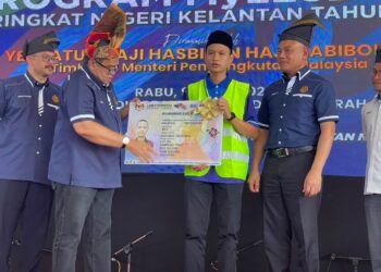 MUHAMMAD Syahril Saidi (dua kanan) teruja menerima lesen daripada Datuk Hasbi Habibollah pada Program MyLesen B2 Peringkat Negeri Kelantan di Dewan Tok Tangok, Pejabat Pendidikan Daerah (PPD) Bachok, Kelantan hari ini-UTUSAN/TOREK SULONG.