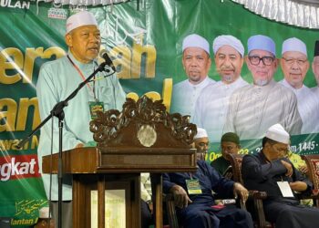 AHMAD Yakub ketika berucap pada Ceramah Ppakat Pertahan di Dataran Bahtera Tok Bali, di Dataran Tok Bali, Pasir Puteh, Kelantan malam tadi. UTUSAN/TOREK SULONG