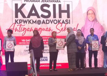 NANCY Shukri (tengah) menyerahkan plak Notis Antigangguan Seksual kepada wakil sektor kerajaan, swasta dan pertubuhan bukan kerajaan (NGO) sempena Program Jerayawara Kasih KPWKM@Advokasi Anti Gangguan Seksual di Seremban hari ini.-UTUSAN/NOR AINNA HAMZAH.