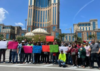 PENDUDUK di SFI, Sipitang melakukan demonstrasi aman di hadapan Menara Kinabalu di Kota Kinabalu hari ini