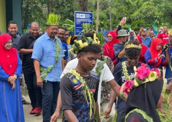 ABDUL Rahman Mohamad (dua dari kiri) melihat Orang Asli suku kaum Mendriq dan Bateq bersewang sempena Program Desa Cergas di Kampung Pasir Linggi, Pos Lebir, Kelantan-UTUSAN/AIMUNI TUAN LAH. 