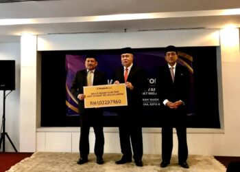 TENGKU Mohamad Rizam Tengku Abdul Aziz (tengah) menerima sumbangan zakat daripada wakil Maybank Islamic Bank Berhad pada Majlis Penyerahan Zakat Korporat Kepada Maik di Perdana Kota Bharu, Kelantan hari ini.- UTUSAN/ ROSLIZA MOHAMED