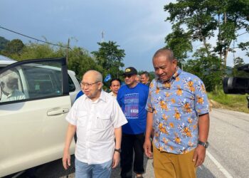 TENGKU Razaleigh Hamzah (kiri) menghadiri Program Santai bersama pengundi di Rancangan Kemajuan Tanah (RKT) Kesedar Meranto di Gua Musang, Kelantan, semalam.UTUSAN/AIMUNI TUAN LAH