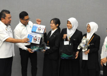 PENGURUS Kanan Petronas Wilayah Selatan, Ainal Gauth Abd. Latib (dua dari kiri) menyampaikan hadiah tempat pertama kepada pelajar dari SMK Tan Sri Mohamed Rahmat yang mereka cipta AXI Autofeeder pada majlis Penyampaian Hadiah Maker Fair @ Johor Yayasan Petronas Coding4ALL di Universiti of Southampton Malaysia, Iskandar Puteri disini.-UTUSAN/RAJA JAAFAR ALI