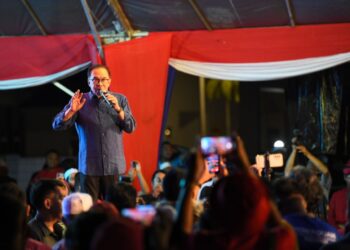 ANWAR Ibrahim berucap dalam ceramah jelajah perpaduan Madani di Taman Hidayah, Hutan Kampung, Kubang Pasu, Kedah malam ini.-UTUSAN/IZLIZAN OTHMAN