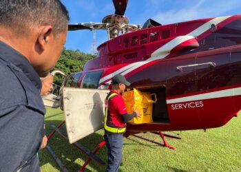 SEBUAH helikopter yang digunakan untuk menghantar peti undi ke enam pos Orang Asli pedalaman di Gua Musang, Kelantan hari ini.UTUSAN/AIMUNI TUAN LAH