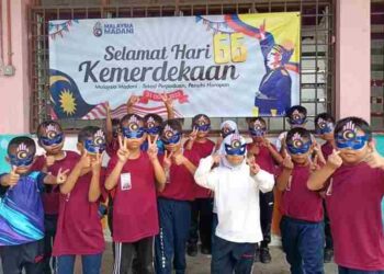 SEBAHAGIAN kakitangan Bertam Resort & Water Park bergambar sebelum menyerahkan pek makanan kepada penduduk di Masjid Jamek Tuan Samad Permatang Sungai Dua, Tasek Gelugor, Pulau Pinang baru-baru ini.-ABD RAZAK OSMAN