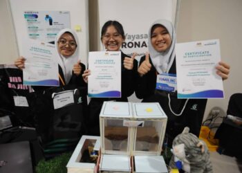 PELAJAR  SMK Tan Sri Mohamed Rahmat, dari kiri Nur Adriana Batrisyia Muhd Rizal, Wee Xin Yi dan Indah Ros Liana Kusnan yang mereka cipta AXI Autofeeder muncul juara pada majlis Penyampaian Hadiah Maker Fair @ Johor Yayasan Petronas Coding4ALL di Universiti of Southampton Malaysia, Iskandar Puteri disini. -UTUSAN/RAJA JAAFAR ALI