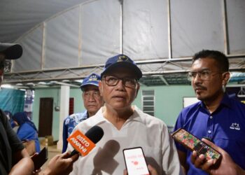 WAN Rosdy Wan Ismail (tengah) ketika ditemui selepas membantu kempen calon BN Sungai Tiang, Mohamad Fadzil Zolkipli di Pendang. -UTUSAN/ SHAHIR NOORDIN