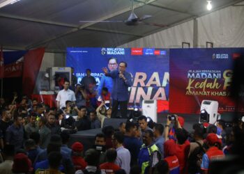 ANWAR Ibrahim menyampaikan ucapan pada Jelajah Perpaduan Madani Kedah Grand Finale di Padang Eupe, Taman Ria Jaya di Sungai Petani. -UTUSAN/ SHAHIR NOORDIN