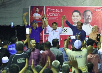 ANWAR Ibrahim (dua kanan) bersama calon BN dan PH bagi DUN Gurun, Guar Chempedak dan Sungai Limau yang bertanding pada PRN Kedah ketika Jelajah Perpaduan Madani di Gurun, Sungai Petani.