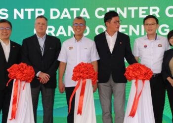 TENGKU Zafrul Tengku Abdul Aziz (tiga dari kiri) memotong riben sempena Majlis Perasmian   GDS International Nusajaya Data Centre @ Tmn Teknologi Nusajaya, Iskandar Puteri disini. UTUSAN/RAJA JAAFAR ALI