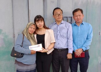 NIE CHING menyampaikan sumbangan berupa Wang tunai kepada mangsa rumah terbakar di Taman Kulai, Kulai, Johor, semalam.