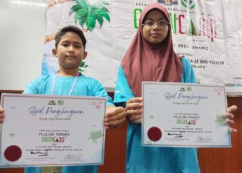 MUHAMMAD AIMAN DANIEL Saiful Nizar (kiri) dan Ainnur Delynna Nabilla Azizi menunjukkan sijil penghargaan yang diterima pada Majlis Perasmian Penutup Program Green Camp Melaka 2023 di Pengkalan Balak, Melaka. - UTUSAN/MUHAMMAD SHAHIZAM TAZALI
