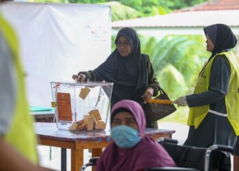 ANTARA pengundi terawal yang hadir membuang undi mengikut saluran masing-masing di SK Naka, Padang Terap. -UTUSAN/SHAHIR NOORDIN