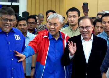 ANWAR Ibrahim sempat melambai kepada pengamal media sebelum masuk ke Dewan Tun Hussein Onn. -UTUSAN/AMIR KHALID