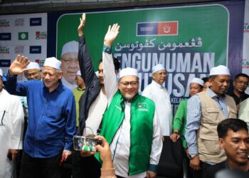 MOHD. Amar Nik Abdullah mengangkat tangan tanda gembira selepas pengumuman kemenangan Pas Kelantan di Kota Bharu, Kelantan-UTUSAN/KAMARUL BISMI KAMARUZAMAN
