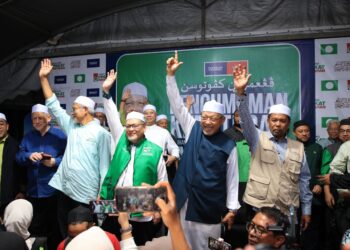 AHMAD Yakob (dua kanan) mengangkat  tangan selepas Pas kembali membentuk kerajaan selepas menang Pilihan Raya Negeri (PRN), Kelantan sebentar tadi.-UTUSAN/KAMARUL BISMI KAMARUZAMAN