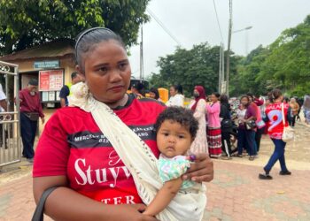 ANDAK Oi bersama bayi perempuannya selepas selesai mengundi di Sekolah Kebangsaan (SK) Kuala Betis di Gua Musang, Kelantan, hari ini.UTUSAN/AIMUNI TUAN LAH