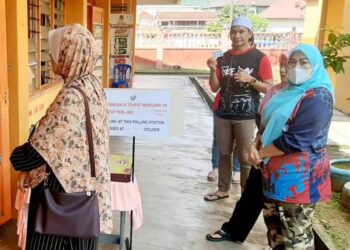 MUHAMAD Mufarizam Yahir pulang ke kampung halaman sejauh 392 kilometer dari Segamat ke Kuala Terengganu bagi menunaikan tanggungjawab sebagai pengundi di Kuala Terengganu hari ini.