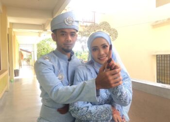 NUR Ain Huda Ibrahim yang ditemani pasangannya, Mohammad Hidayat Yuliza selesai menunaikan tanggungjawab mengundi di SK Wakaf Stan, Kubang Kerian, Kelantan hari ini. UTUSAN/ROSMIZAN RESDI