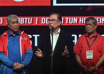 ANWAR Ibrahim berucap selepas mengikuti keputusan PRN enam negeri di WTCKL. - UTUSAN/AMIR KHALID