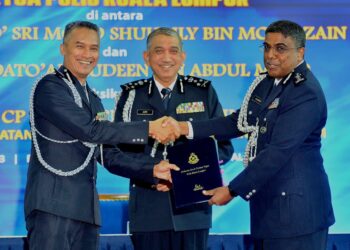 MOHD. Shuhaily Mohd. Zain (kiri) menyerahkan tugas kepada Timbalan Pengarah Jabatan Integriti dan Pematuhan Standard (JIPS) Bukit Aman, Datuk Allaudeen Abdul Majid sebagai Ketua Polis Kuala Lumpur baharu.