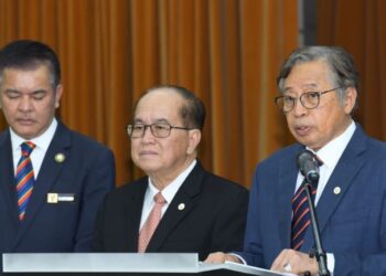 ABANG Johari (kanan) bercakap dalam sidang akhbar semasa pengumuman lantikan Ahli Lembaga Penjaga Dana Kekayaan Masa Depan Berdaulat Sarawak, di Wisma Bapa Malaysia di Kuching hari ini.