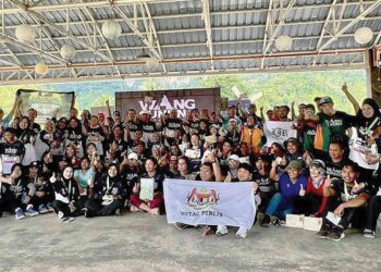 Peserta merakamkan gambar bersama selepas Majlis Penyerahan Hadiah Wang Gunung Trail Run di Taman Buah-Buahan Eksotik Sungai Batu Pahat, Kangar, Perlis, semalam. – UTUSAN/ASYRAF MUHAMMAD