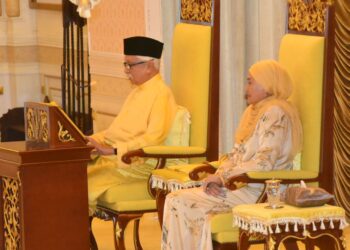 TUANKU Muhriz Ibni Almarhum Tuanku Munawir bertitah pada Istiadat Pelantikan dan Mengangkat Sumpah Menteri Besar Negeri Sembilan Darul Khusus di Istana Besar Seri Menanti, Kuala Pilah hari ini.-GAMBAR/JABATAN PENERANGAN NEGERI SEMBILAN.