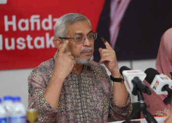 KHALID Abdul Samad pada sidang akhbar di Pejabat Amanah Kelantan di Kota Bharu, Kelantan hari ini. UTUSAN/MUSTAQIM MOHAMED