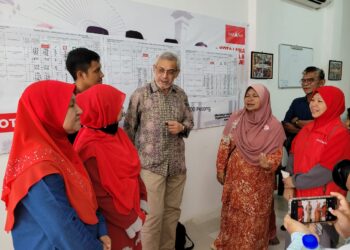 KHALID Abdul Samad (tengah) membincangkan Analisa keputusan PRN bersama wakil rakyat DUN Kota Lama, Dr. Hafidzah Mustakim (tiga dari kanan) dan jenteranya di Pejabat Amanah Kelantan di Kota Bharu, Kelantan hari ini. UTUSAN/MUSTAQIM MOHAMED