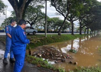 ANGGOTA APM memantau banjir yang melanda 16 kawasan di sekitar Melaka.